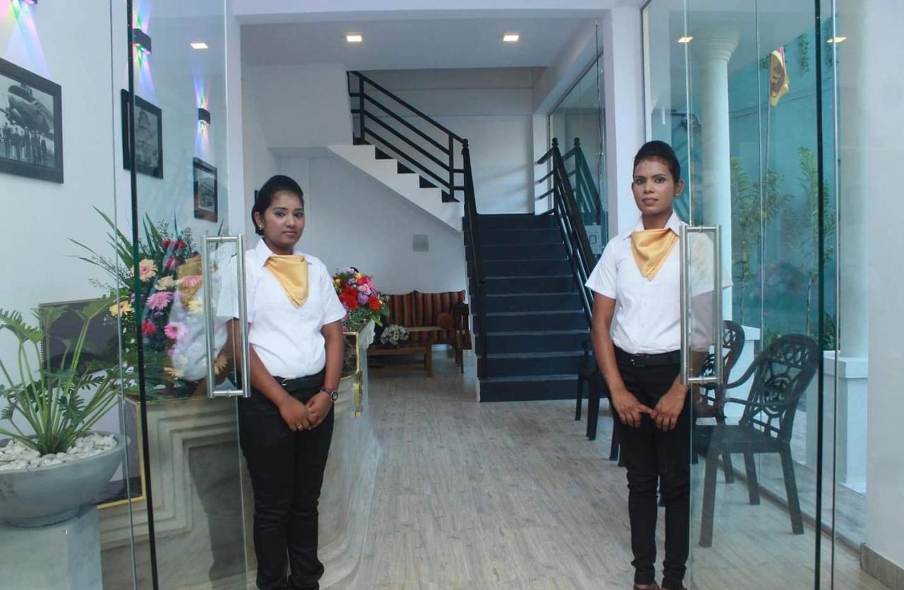 Kings Gate Airport Transit Hotel Katunayake Exterior photo